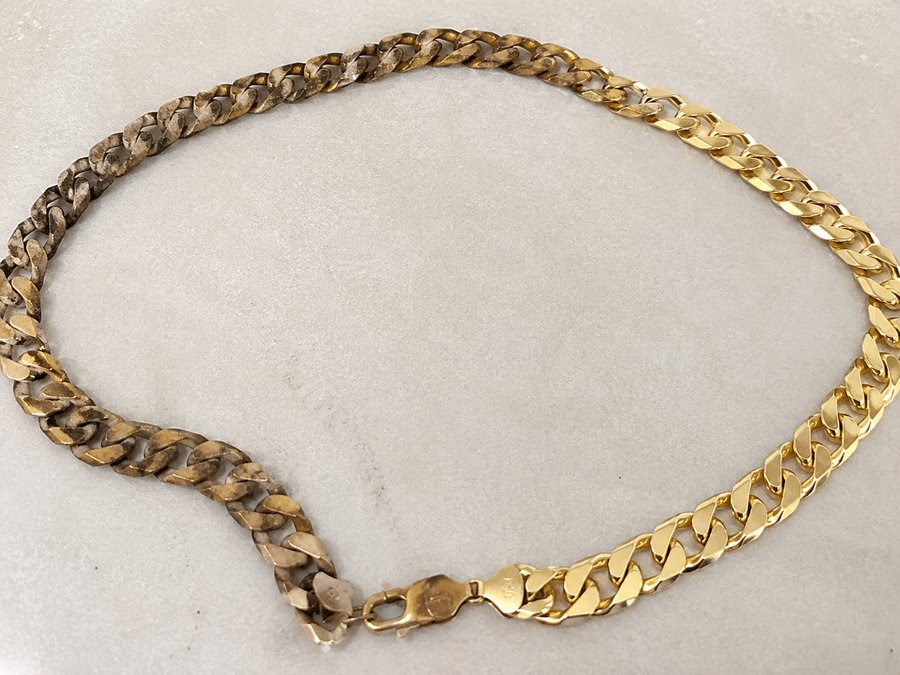 Gold chain, one half dull and one half brilliant